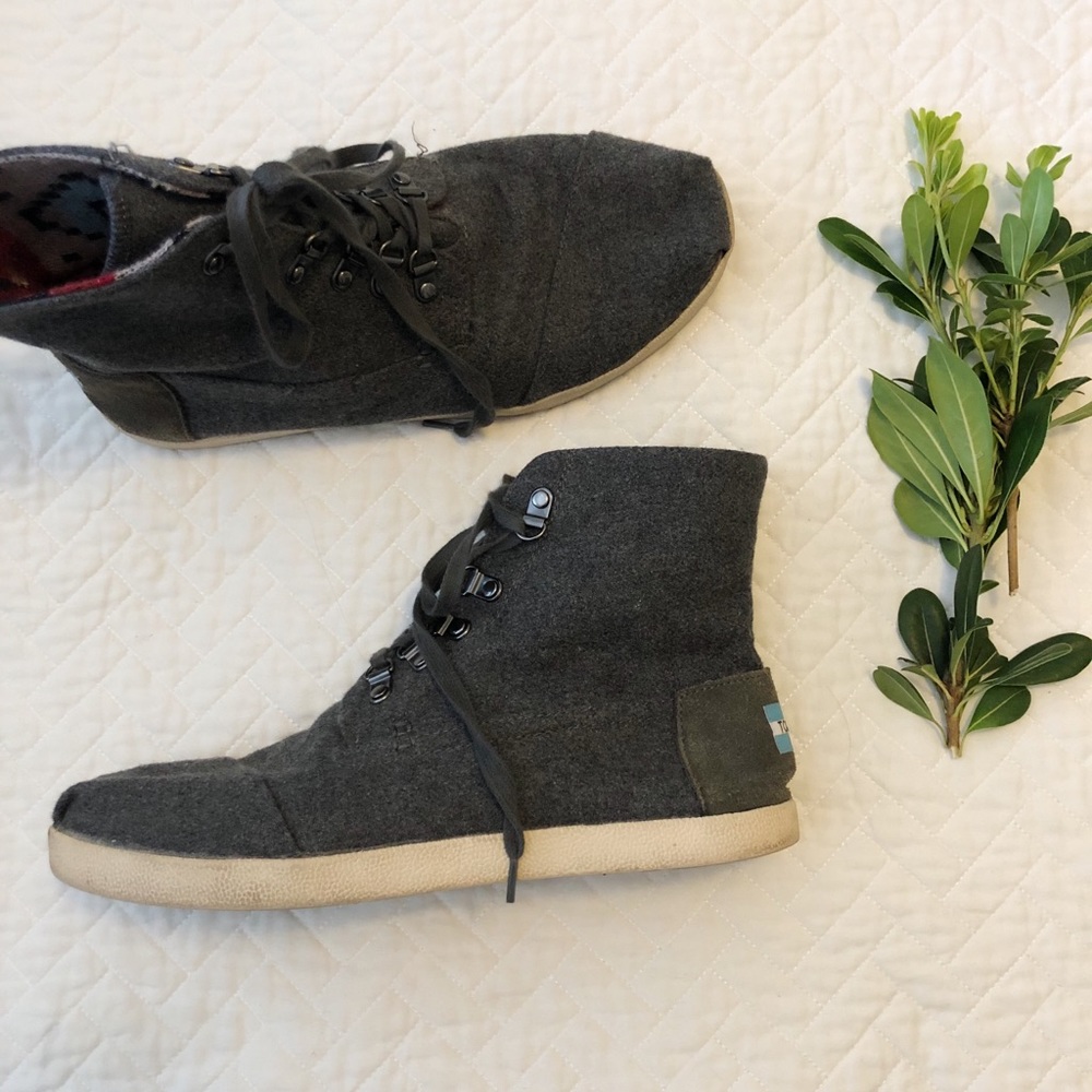 Cross posted! Men’s Toms brand wool boots